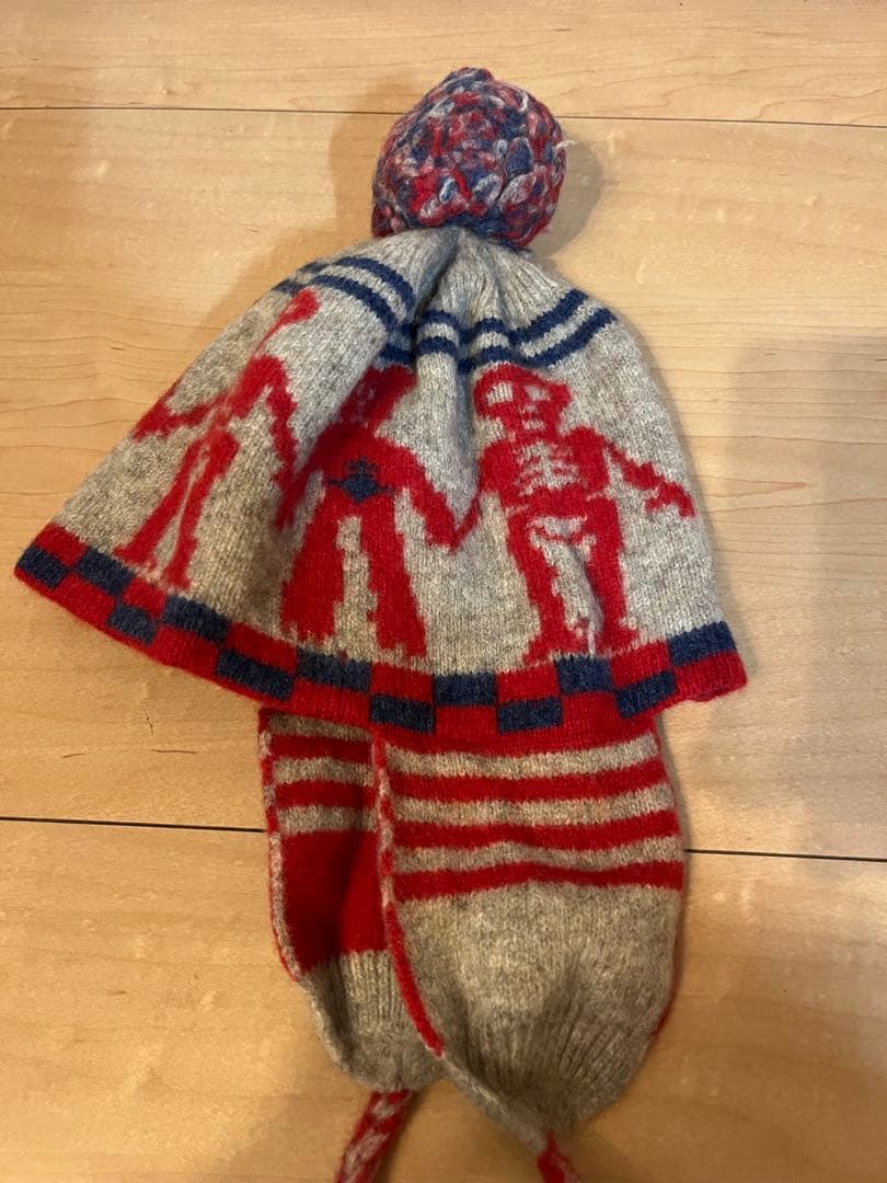 ニット帽 赤と青のストライプ 人形模様　ヴィヴィアンウエストウッド