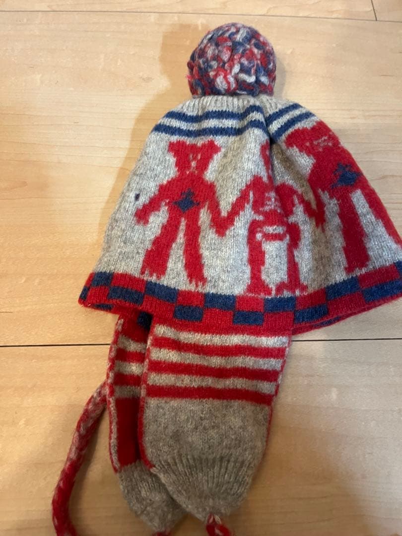 ニット帽 赤と青のストライプ 人形模様　ヴィヴィアンウエストウッド