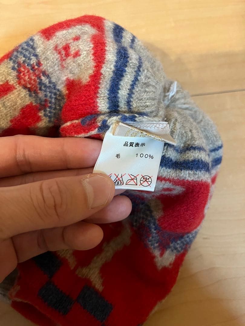 ニット帽 赤と青のストライプ 人形模様　ヴィヴィアンウエストウッド