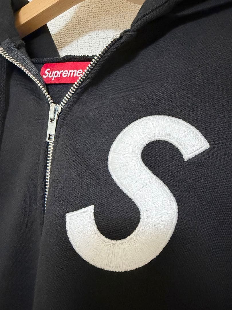 【希少サイズ】supreme Sロゴ ジップパーカー ブラック Sサイズ