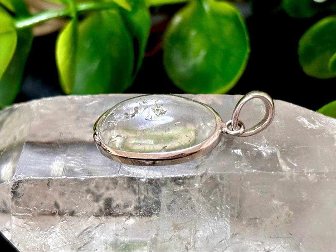 究極品質　オパール最高峰の希少価値　虹のエメラルドグリーンハイアライトオパール