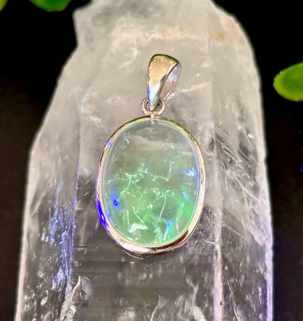 究極品質　オパール最高峰の希少価値　虹のエメラルドグリーンハイアライトオパール