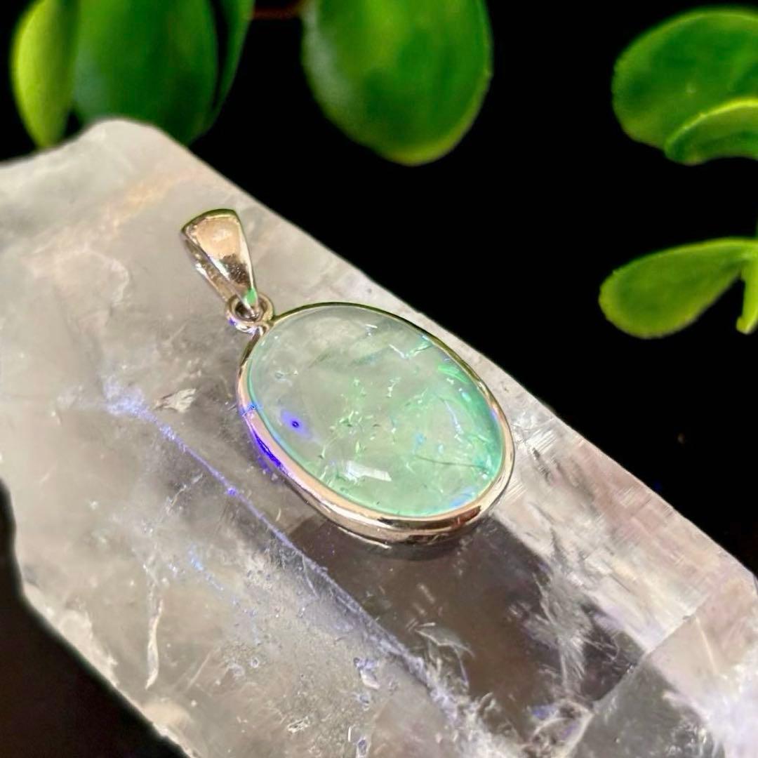 究極品質　オパール最高峰の希少価値　虹のエメラルドグリーンハイアライトオパール