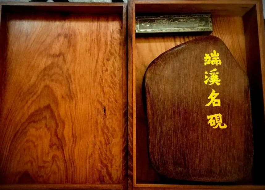 端渓硯 ＋おまけミニ硯 ＋ 筆６本