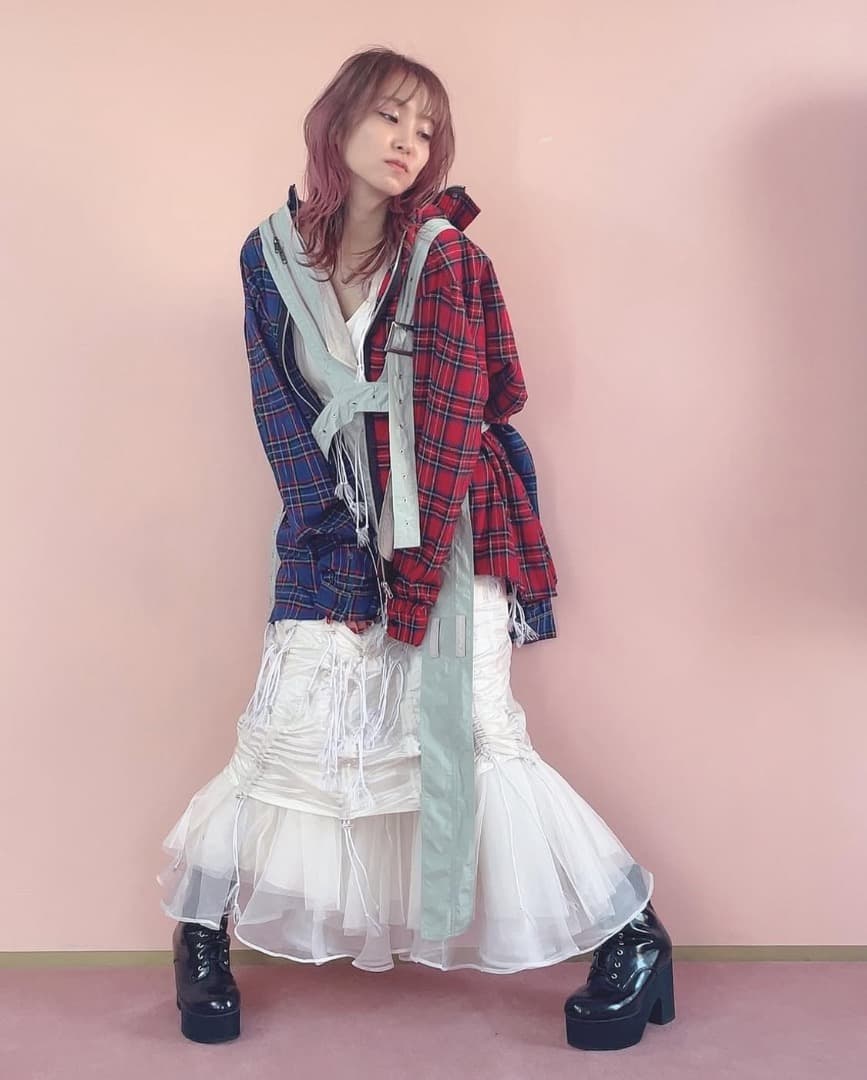 LiSA着用　ROY reflect overjoy 赤青バックジップシャツ