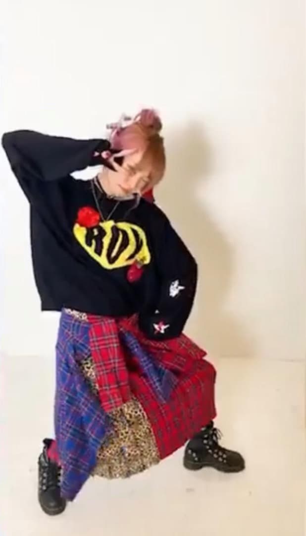 LiSA着用　ROY reflect overjoy 赤青バックジップシャツ