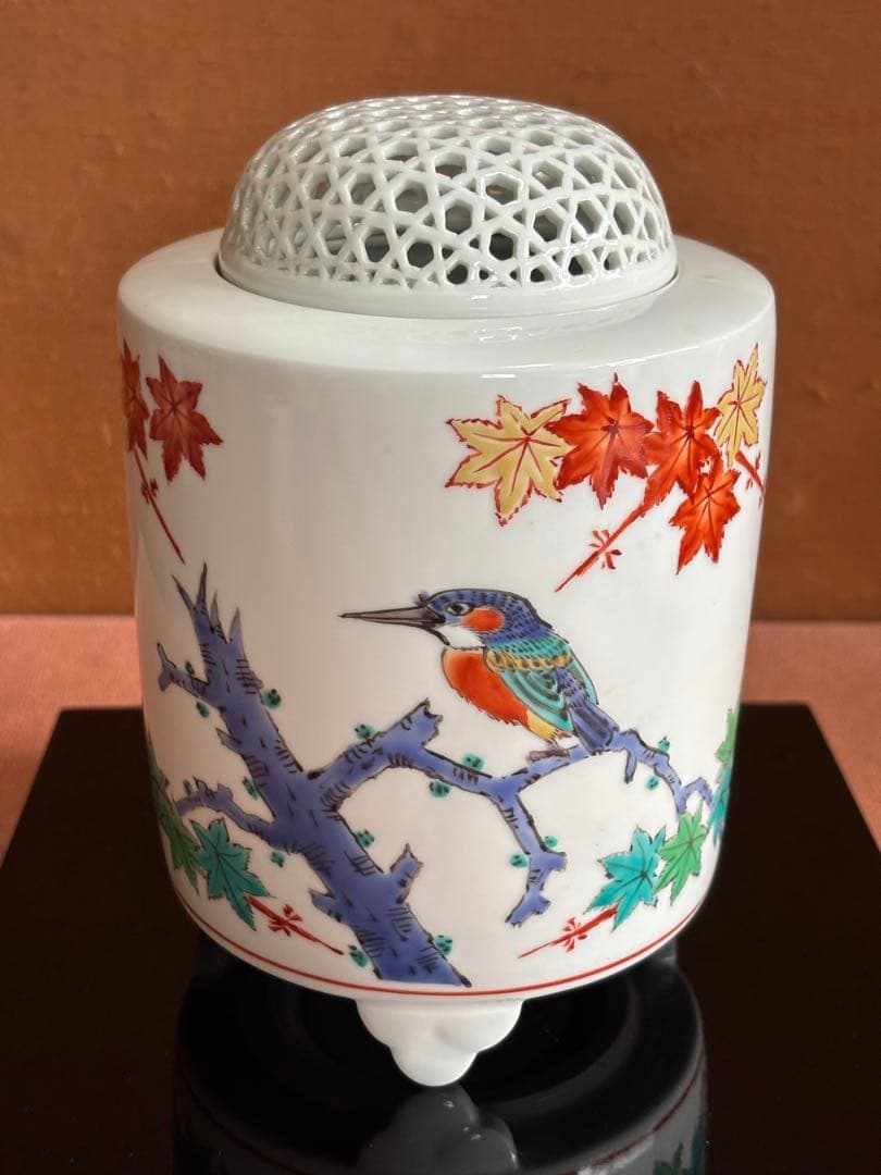 十四代柿右衛門窯絵付師鷹巣作錦色絵川蝉楓文白磁七宝彫三ツ足大香炉　未使用　最上作
