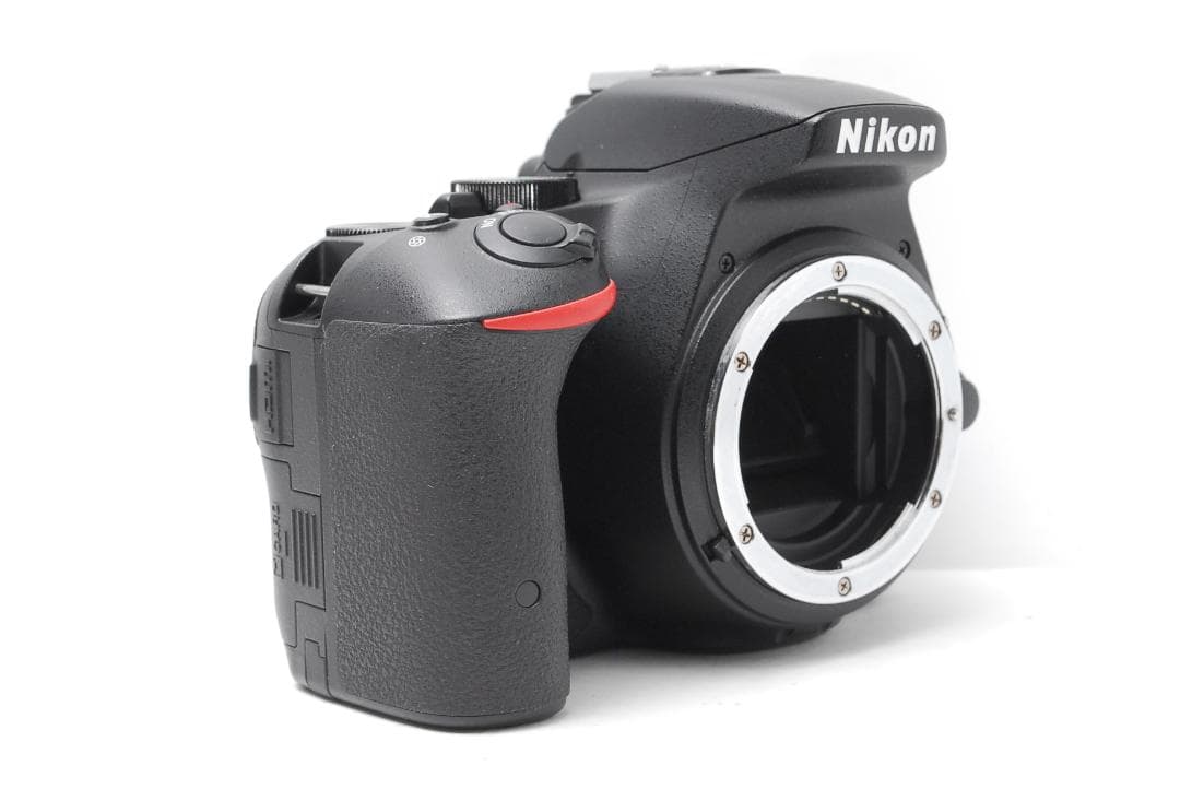 新品級ショット数　Nikon D5500　WiFI搭載　タッチパネル　スマホ転送