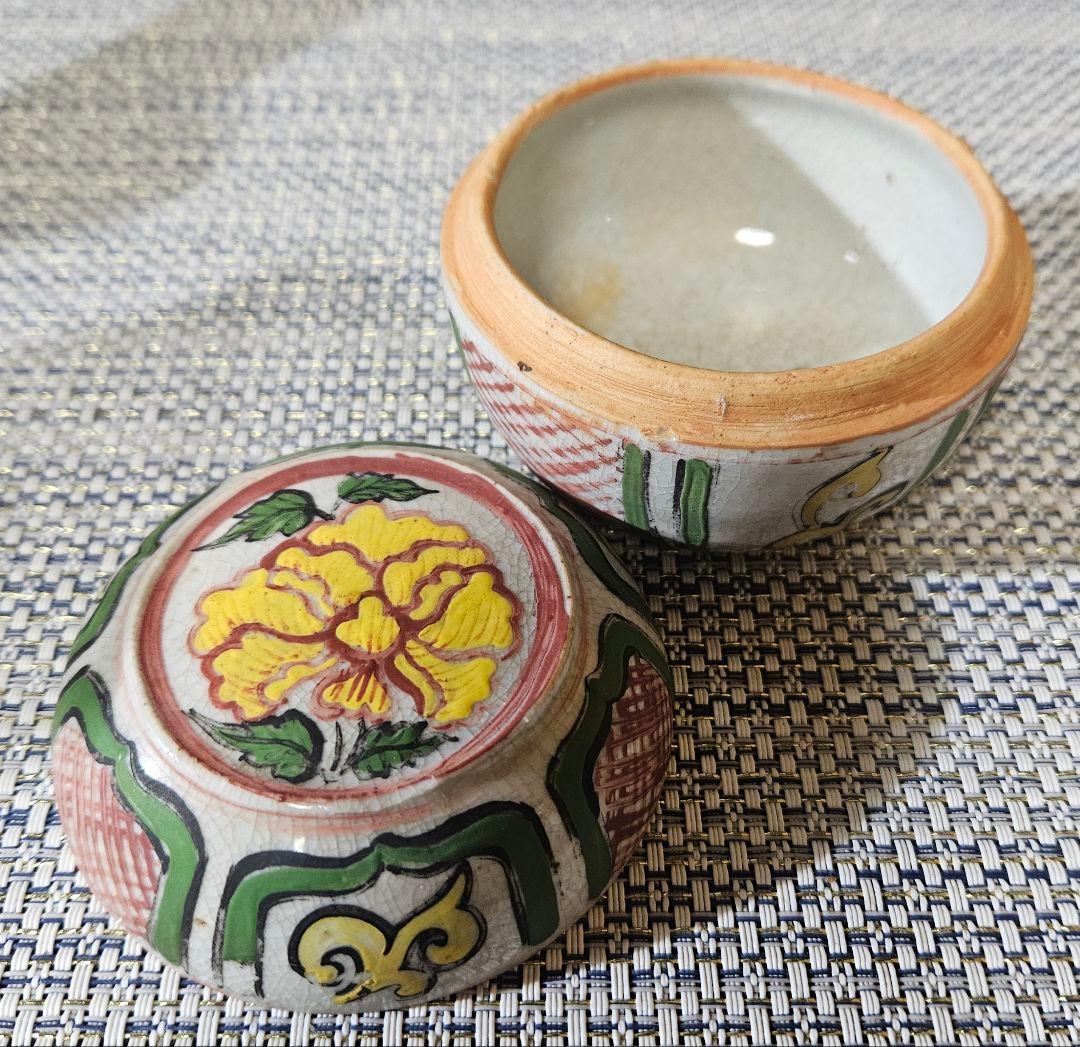 中国古美術　中国古陶磁器　中国南方系　 古安南　色安南　花図　斜線文　香合　合子