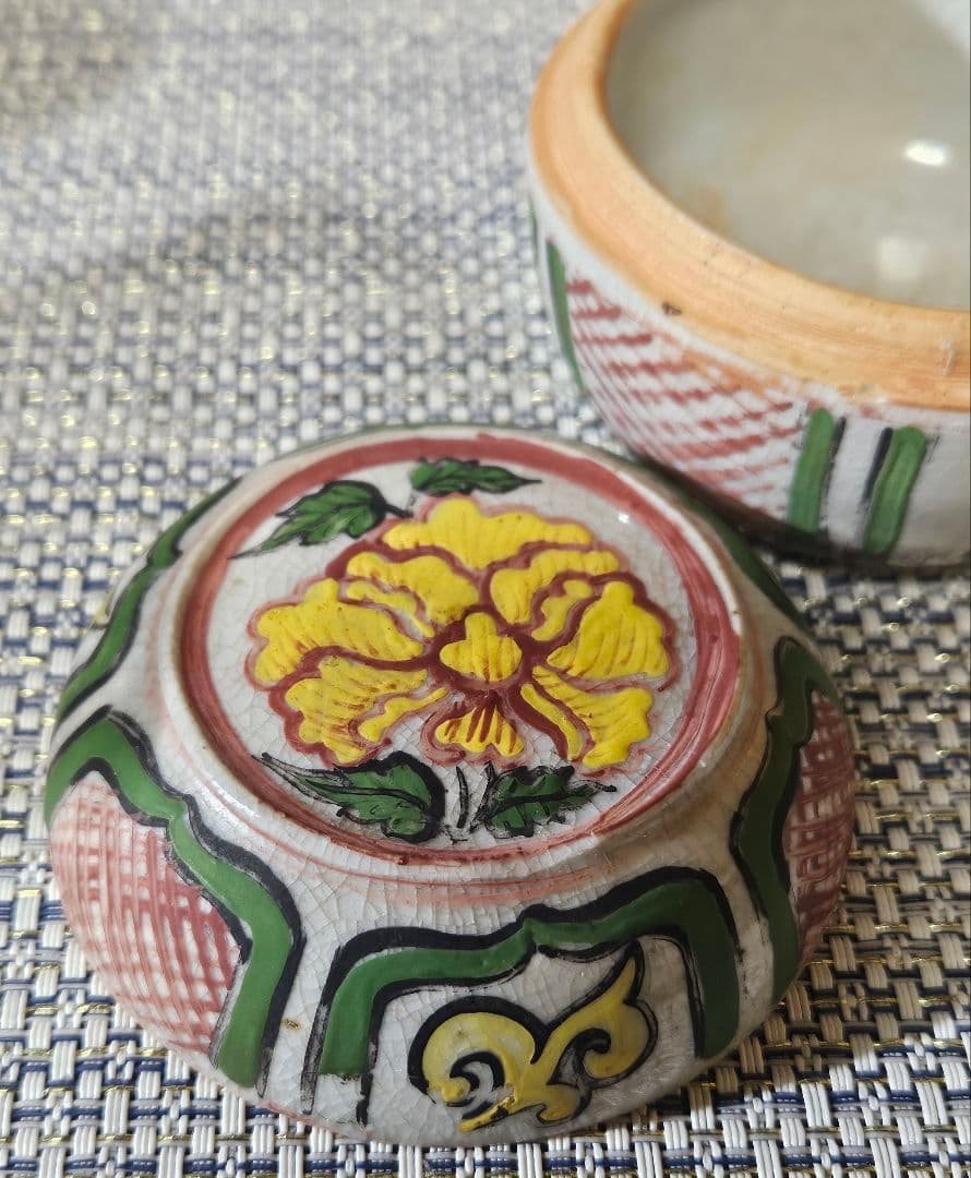 中国古美術　中国古陶磁器　中国南方系　 古安南　色安南　花図　斜線文　香合　合子