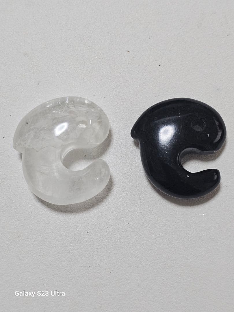 黒平産水晶飛龍勾玉と北海道産黒曜石飛龍勾玉