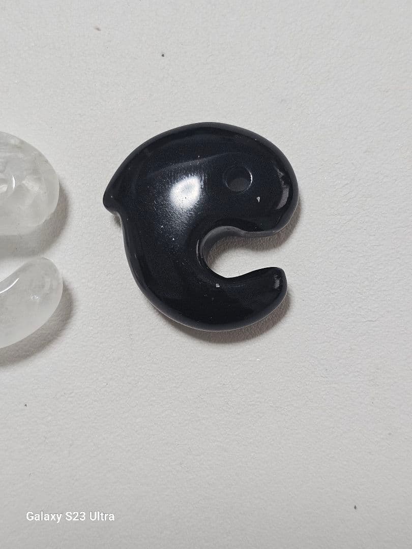 黒平産水晶飛龍勾玉と北海道産黒曜石飛龍勾玉