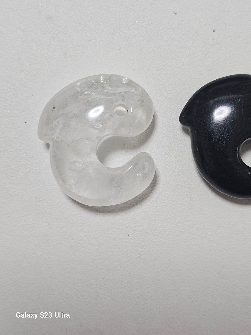 黒平産水晶飛龍勾玉と北海道産黒曜石飛龍勾玉