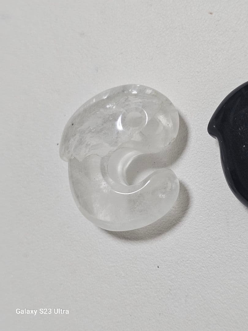 黒平産水晶飛龍勾玉と北海道産黒曜石飛龍勾玉