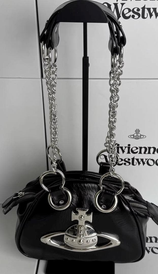 大きなサターンのロゴが入ったクラシックで多用途なチェック柄のボウリングバッグです