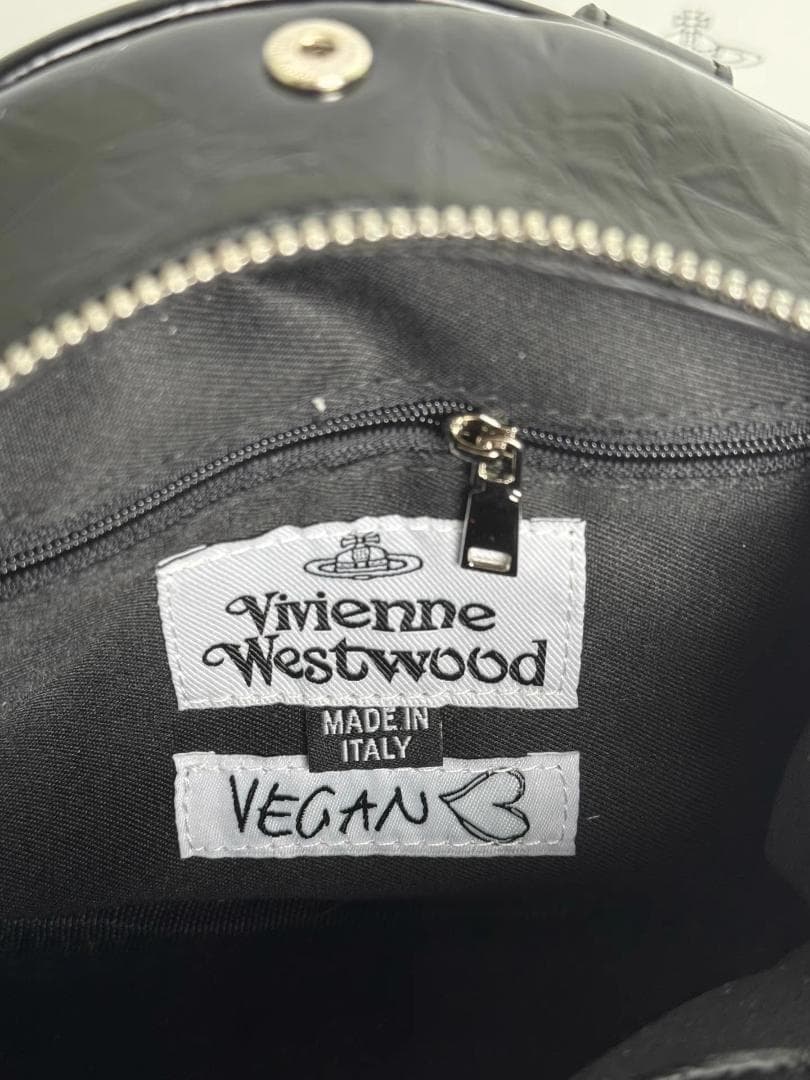 大きなサターンのロゴが入ったクラシックで多用途なチェック柄のボウリングバッグです