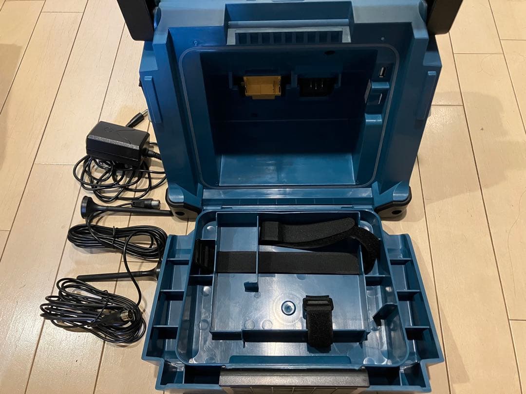 Makita ポータブルテレビ TV+ツールバック 充電器+バッテリー付属