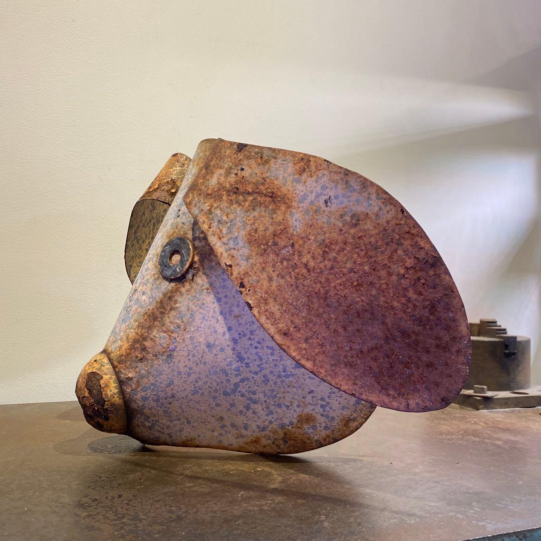 錆びた鉄製のマスク ブタ アンティーク