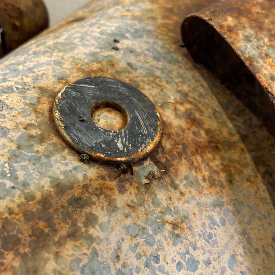 錆びた鉄製のマスク ブタ アンティーク