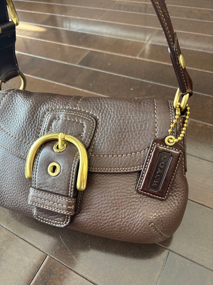 COACH バックル付きショルダーバッグ ブラウン