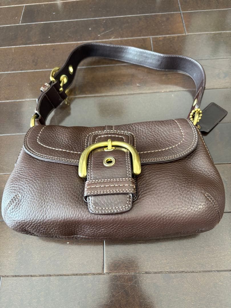 COACH バックル付きショルダーバッグ ブラウン