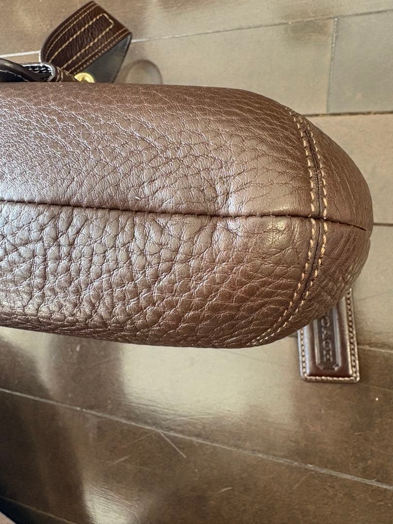 COACH バックル付きショルダーバッグ ブラウン