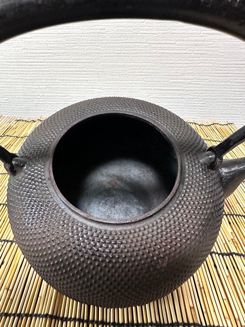 ＵＳＥＤ、良品　南部秀山堂　佐藤 勝弘作　１８型アラレ　鉄瓶　南部鉄瓶　南部鉄器