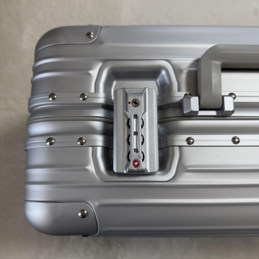 新品未使用メルセデスベンツ　アルミボディーキャリーケース4輪TASロック保存袋