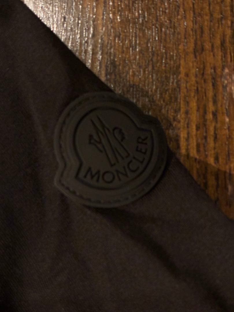 MONCLER ブラック ロゴ Tシャツ