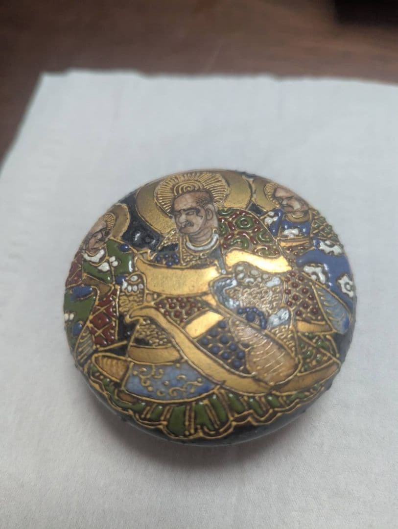 金色装飾の陶器製香合