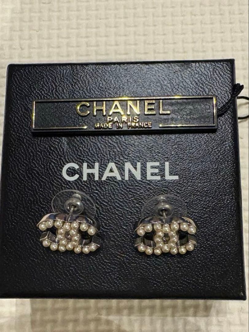 CHANEL パール付きロゴピアス　ヴィンテージ