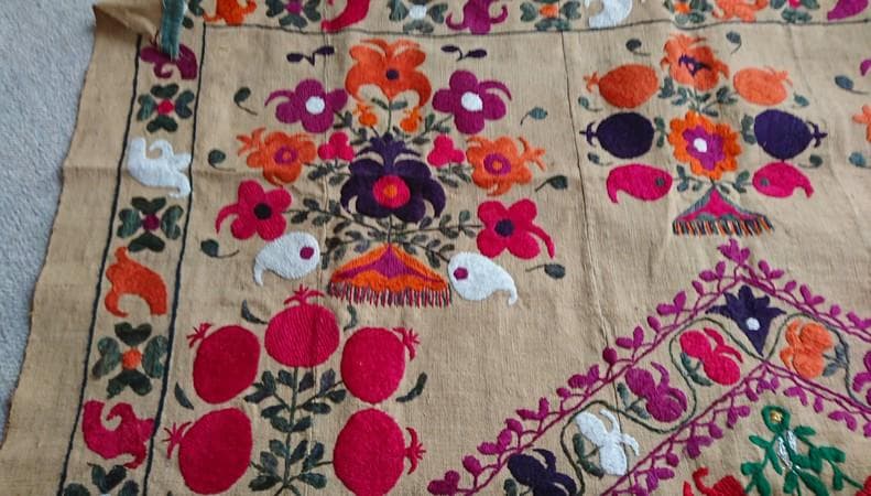 ★B2001★134×180㎝　刺繍布　花柄　大判　壁掛飾　ミフラーブ　 礼拝用