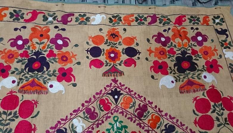 ★B2001★134×180㎝　刺繍布　花柄　大判　壁掛飾　ミフラーブ　 礼拝用