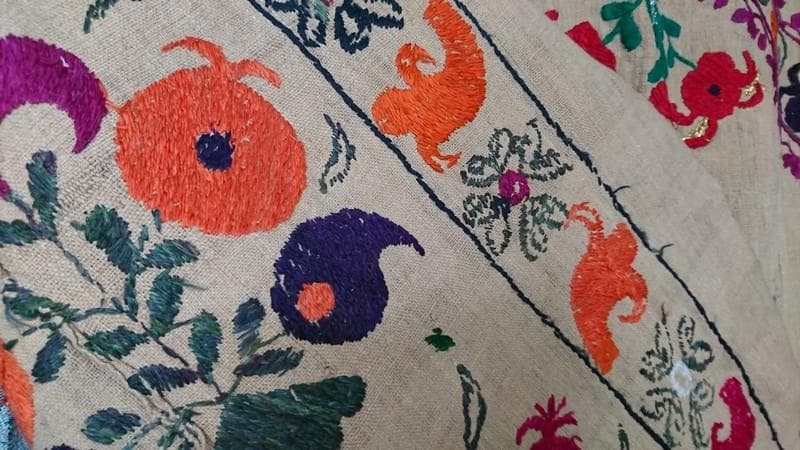 ★B2001★134×180㎝　刺繍布　花柄　大判　壁掛飾　ミフラーブ　 礼拝用