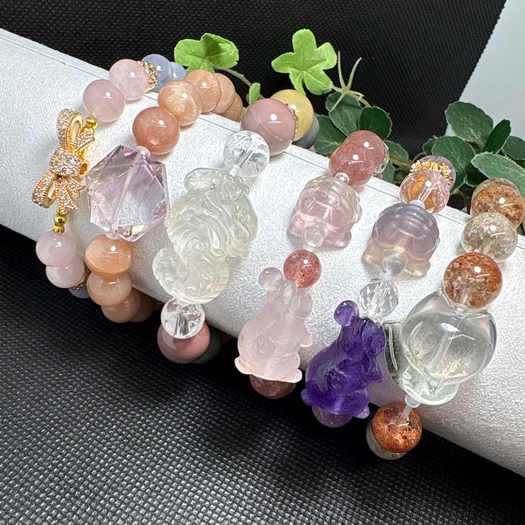 ＊いちごウサギ＊水晶龍神彫り　アラシャン瑪瑙　ブレスレット