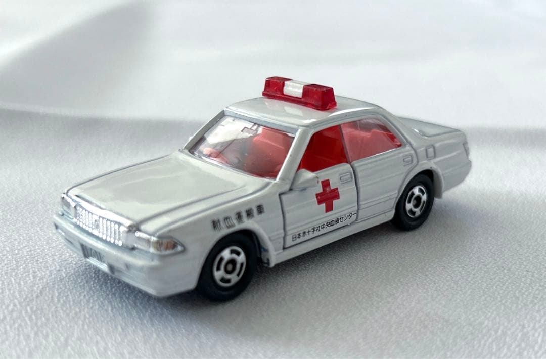 【レア！】トミカ  トヨタ クラウン献血運搬車 (日本赤十字社中央血液センター）