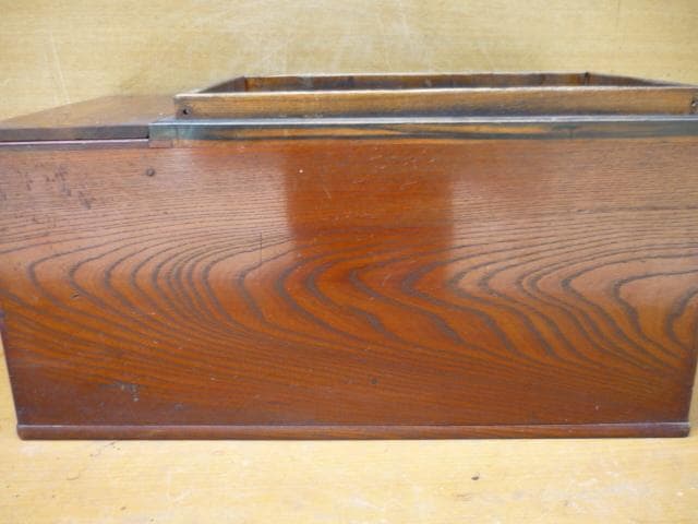 長火鉢（関東火鉢）　ケヤキ材　火箸・灰ならし・猫板付き