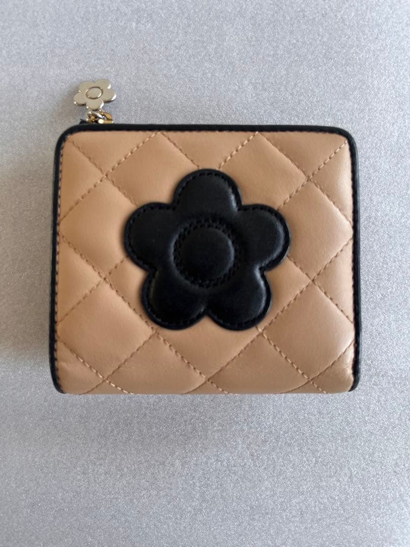 【完売品】MARY QUANT スクエアキルトウォレット ベージュ×ブラック