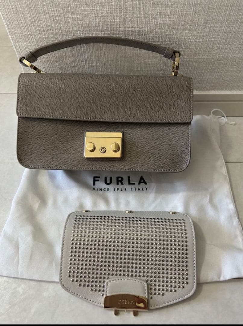 新品同様 フルラ メトロポリス ショルダーバッグ 替フラップ付（蛇革柄）