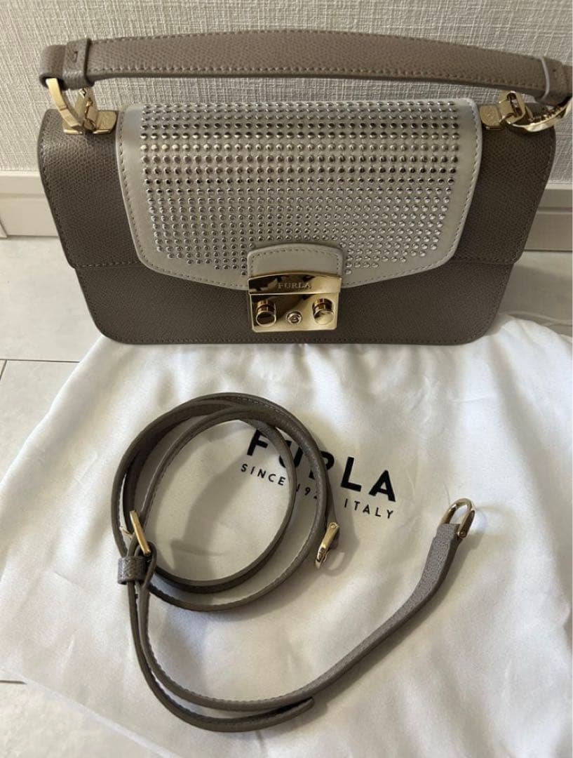 新品同様 フルラ メトロポリス ショルダーバッグ 替フラップ付（蛇革柄）
