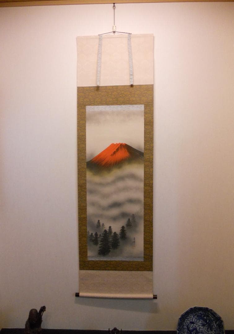 掛け軸 秀峰 赤富士図 絹本 希少 軸装 茶道具 掛軸 美品 です。