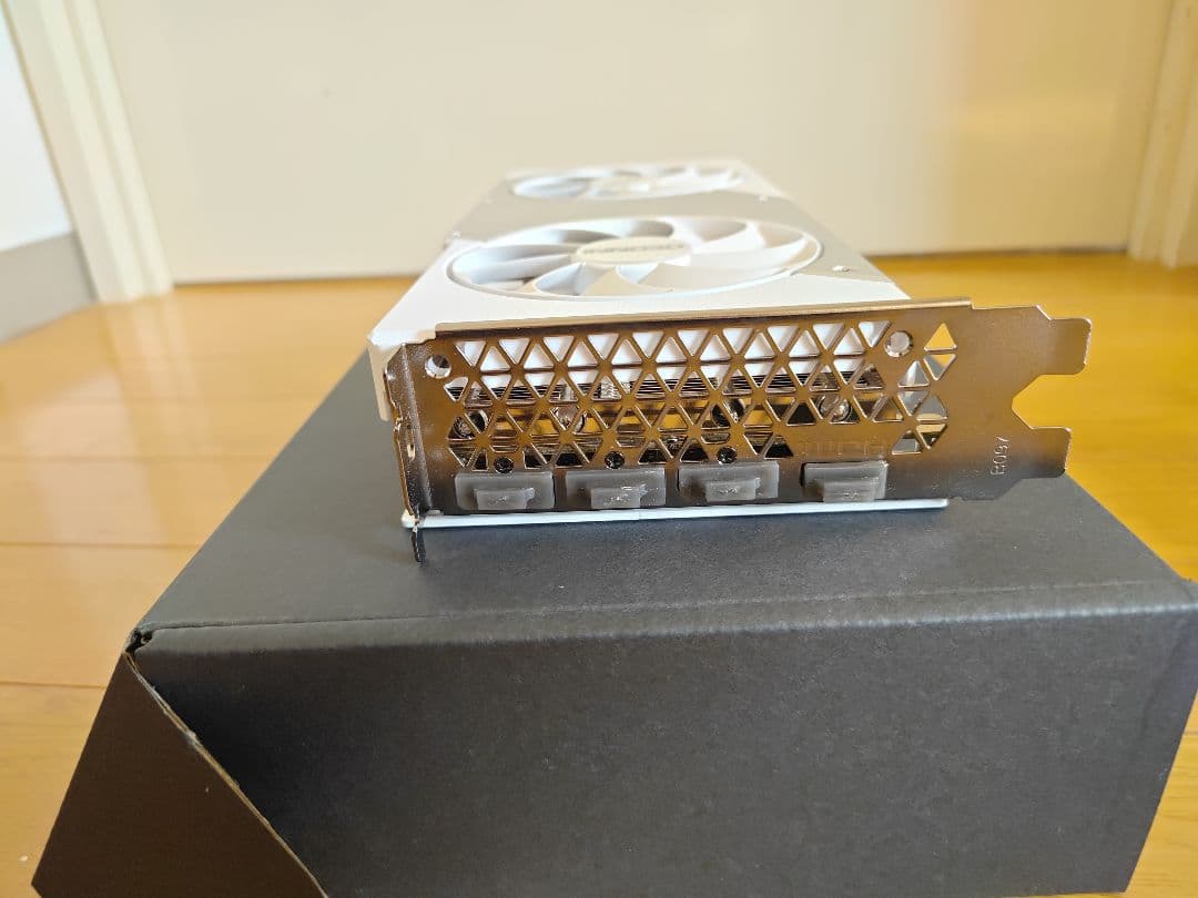 極美品 INNO3D GeForce RTX 5060 Ti 16GB ホワイト