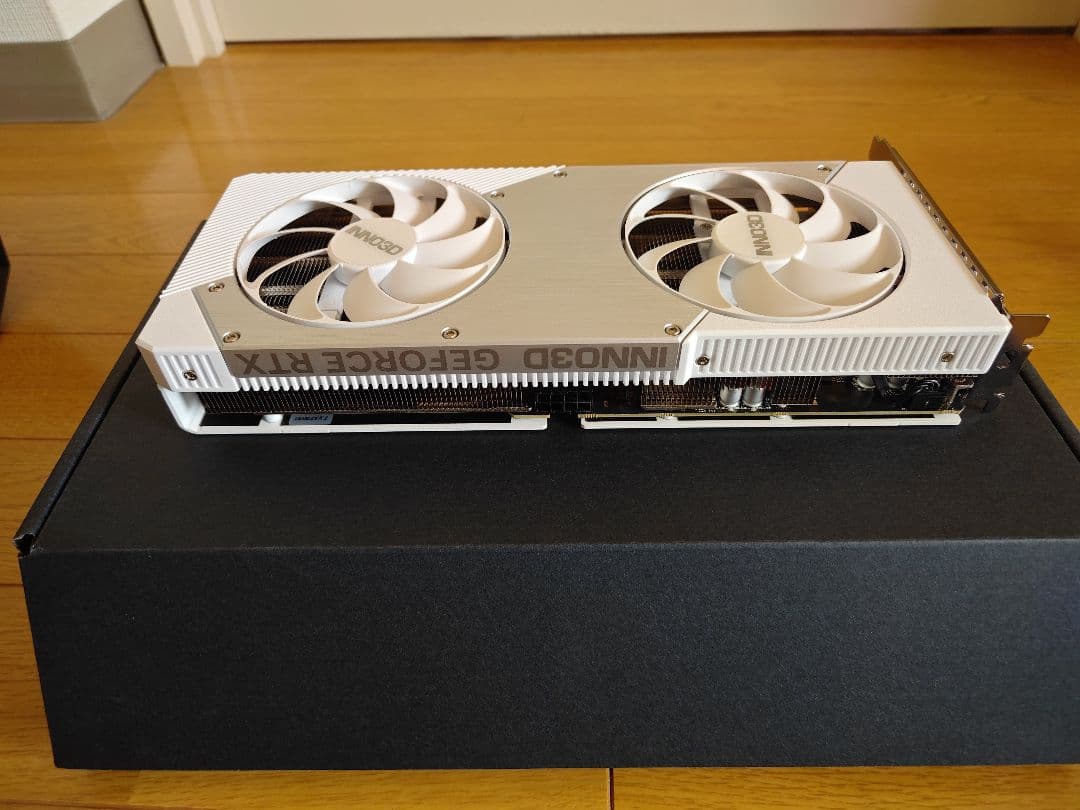 極美品 INNO3D GeForce RTX 5060 Ti 16GB ホワイト