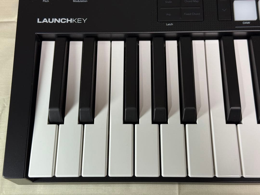Novation Launchkey 37 MK4 MIDIキーボード