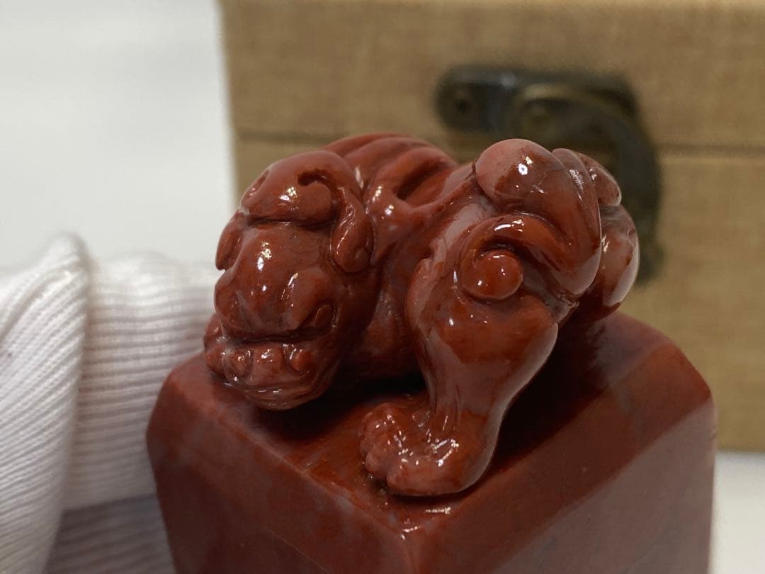 112 寿山石　印材　朱砂　 瑞獣　手彫り　紅石　大印面　篆刻　日展　雅号　箱付