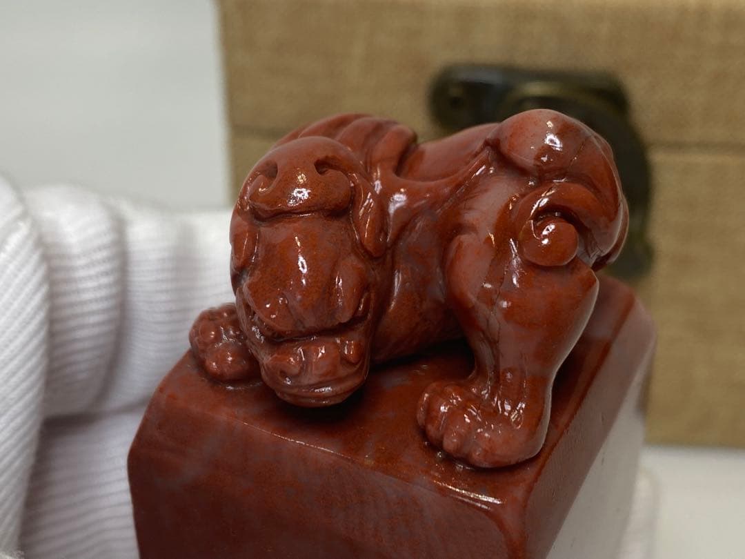112 寿山石　印材　朱砂　 瑞獣　手彫り　紅石　大印面　篆刻　日展　雅号　箱付