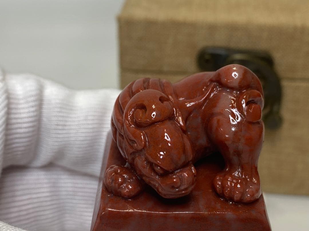 112 寿山石　印材　朱砂　 瑞獣　手彫り　紅石　大印面　篆刻　日展　雅号　箱付