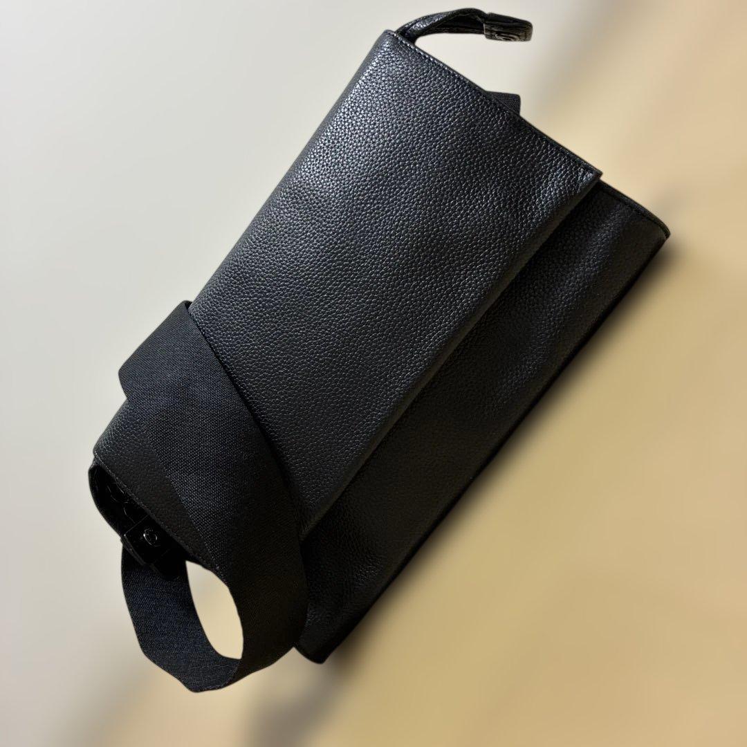 earイアパピヨネ レザーショルダーバッグ