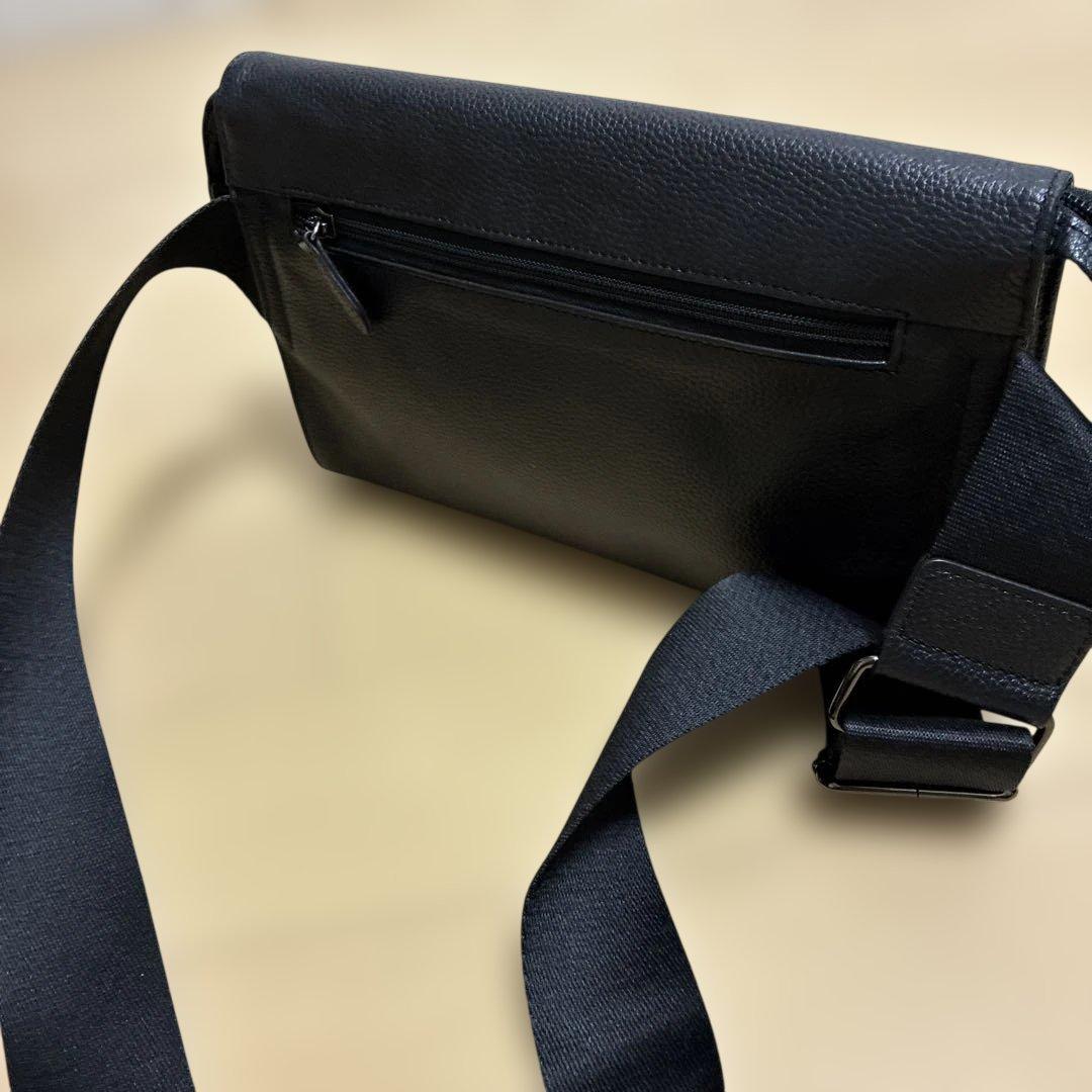 earイアパピヨネ レザーショルダーバッグ