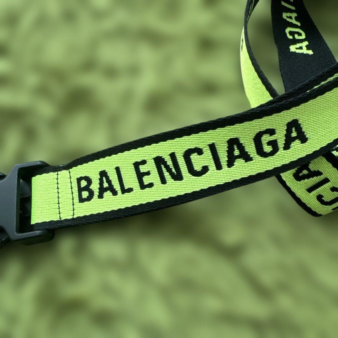 バレンシアガ　スマホストラップ　ネックストラップ　ロゴ入り